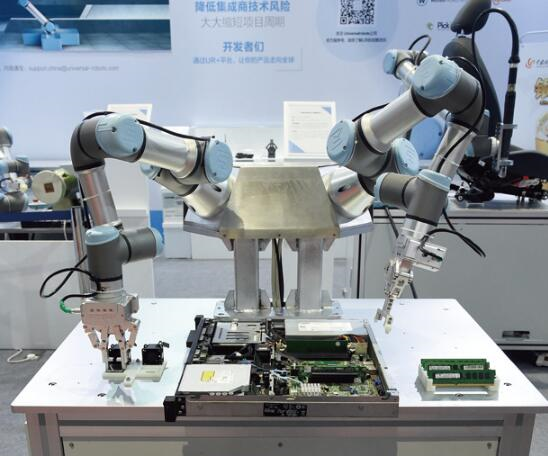 雙臂UR 機(jī)器人服務(wù)器組裝