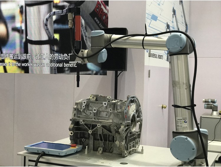 UR機(jī)器人汽車發(fā)動(dòng)機(jī)螺絲擰緊.jpg